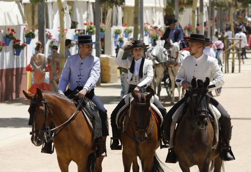 Jinetes y amazonas en la Feria de Nuestra Señora de la Salud de Córdoba