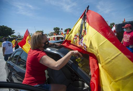 Muchas de las banderas llevaban crespones negros en honor a las víctimas de la pandemia