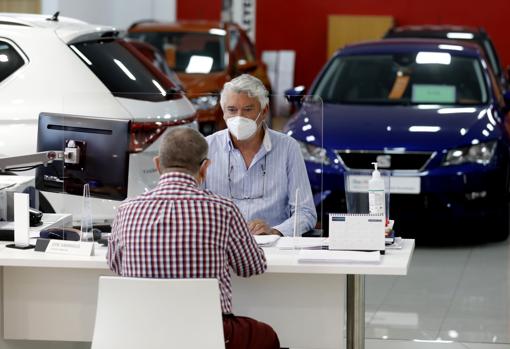 Un trabajador de un concesionario de Las Quemadas atiende a un cliente