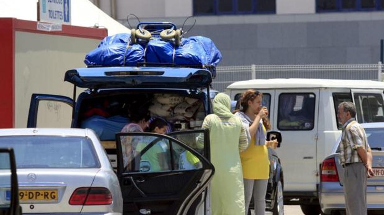 Imagen de archivo de varios viajeros esperando embarcar durante la Operación Paso del Estrecho