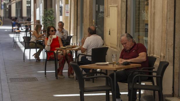 La Junta de Andalucía aprobará este martes ampliar en una hora el horario de apertura de la hostelería