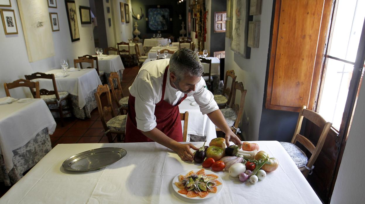 Preparación de una mesa en el restaurante Casa Pepe de la Judería en Córdoba