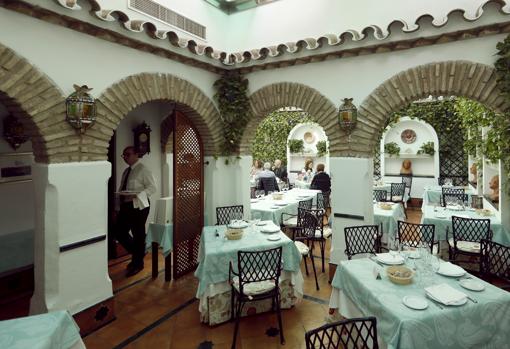 Interior del restaurante El Churrasco en Córdoba