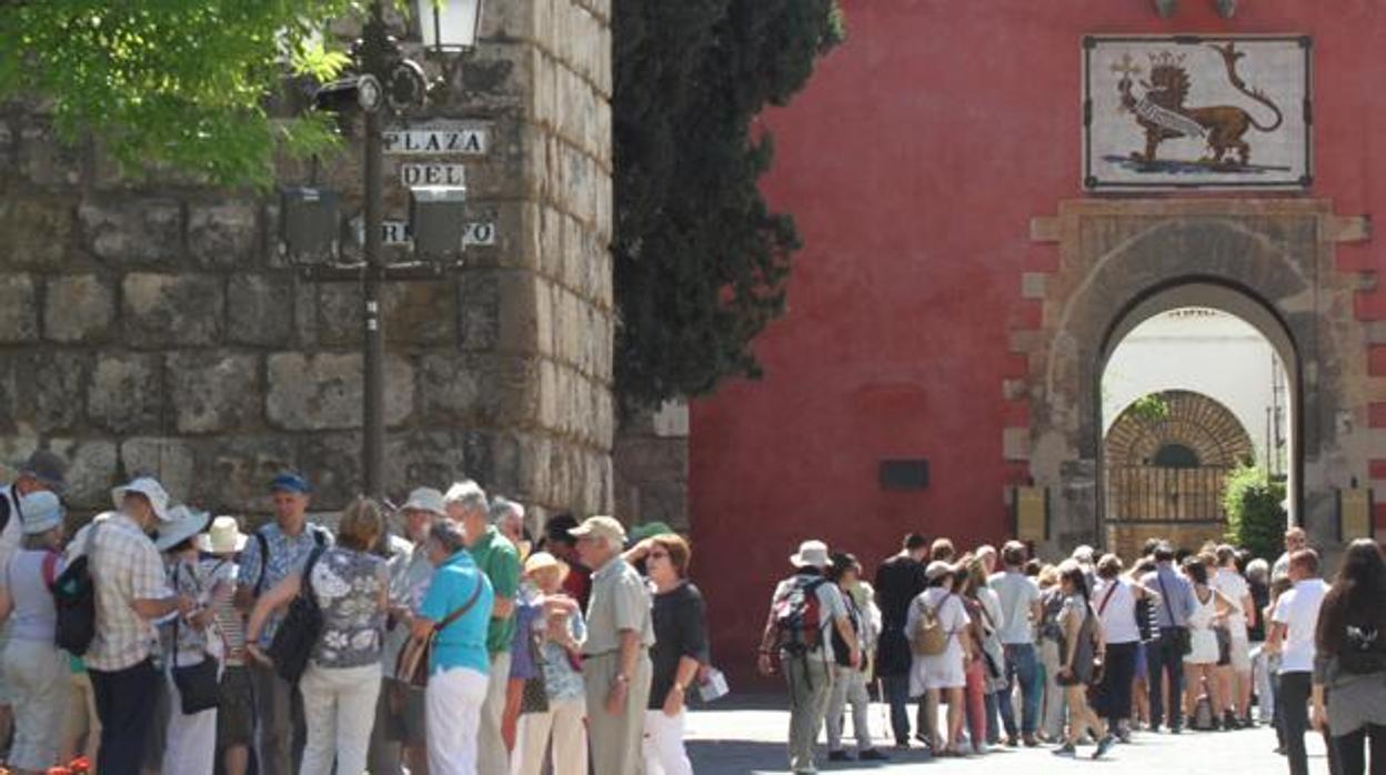 Turistas en la puerta del Alcázar de Sevilla