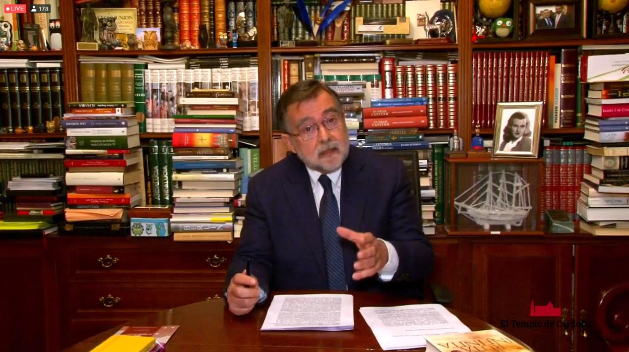 José Calvo Poyato en un momento de la conferencia de este martes en El Templo de Córdoba desde su bilbioteca
