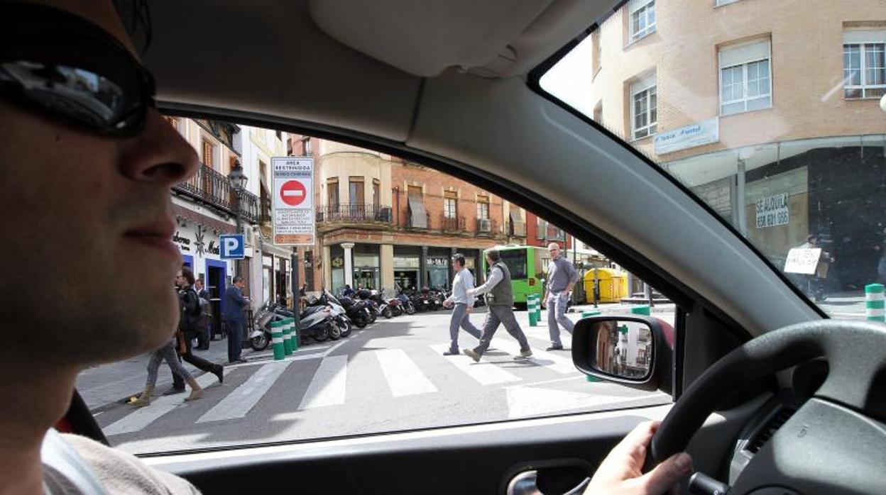 Un vehículo circula por zonas Acire de Córdoba, entre Capitulares, Diario de Córdoba y Claudio Marcelo