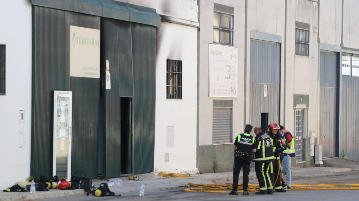 Imagen de la nave incendiada en Lucena este miércoles tras una explosión