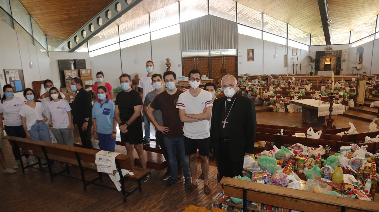 El obispo de Córdoba posa con los voluntarios del Parque Figueroa