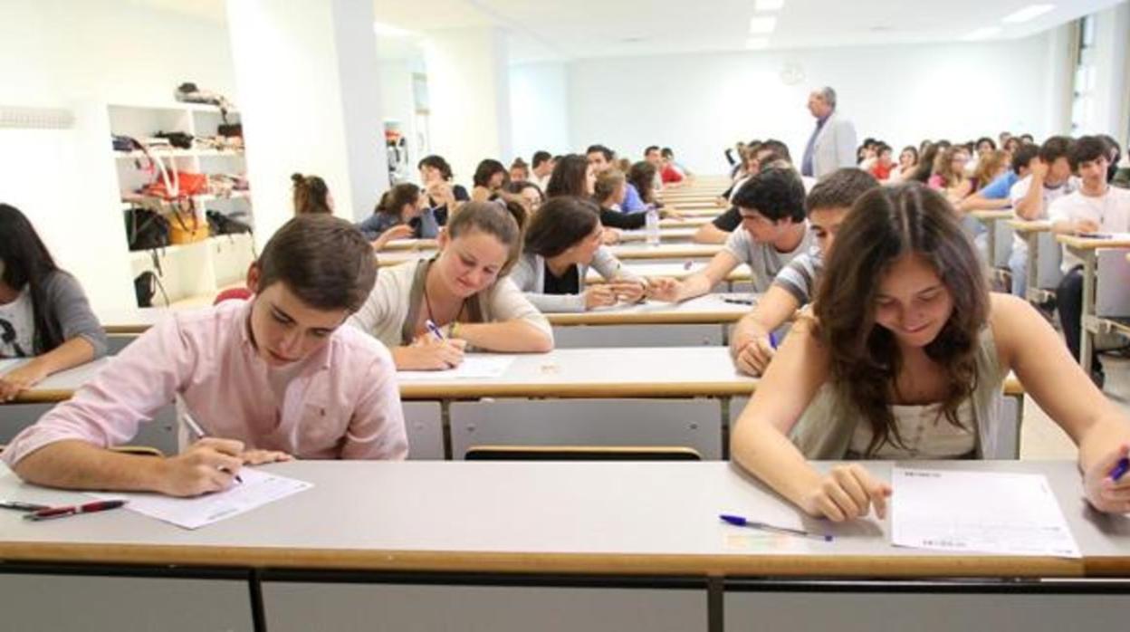 Alumnos se examinan de Selectividad ante la atenta mirada de un profesor