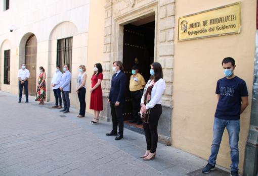 El Ayuntamiento de Córdoba guarda un emotivo minuto de silencio por las víctimas del Covid-19