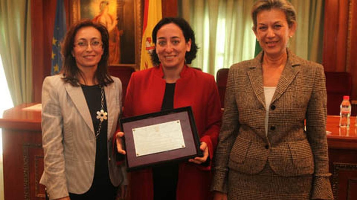 Carmen Rodríguez-Medel (centro) el día que recibió el reconocimiento por su labor como magistrada de violencia de género en Marbella