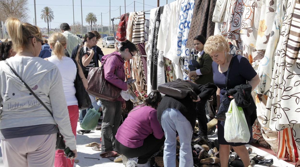 Compradoras en el mercadillo de El Arenal