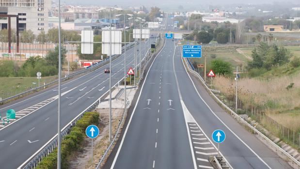 Un camión que transportaba vehículos arde en la A-4 junto a MercaCórdoba