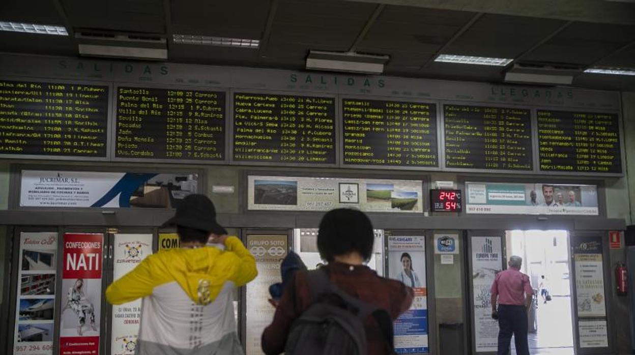 Turistas en la estación de autobuses de Córdoba en una imagen de archivo