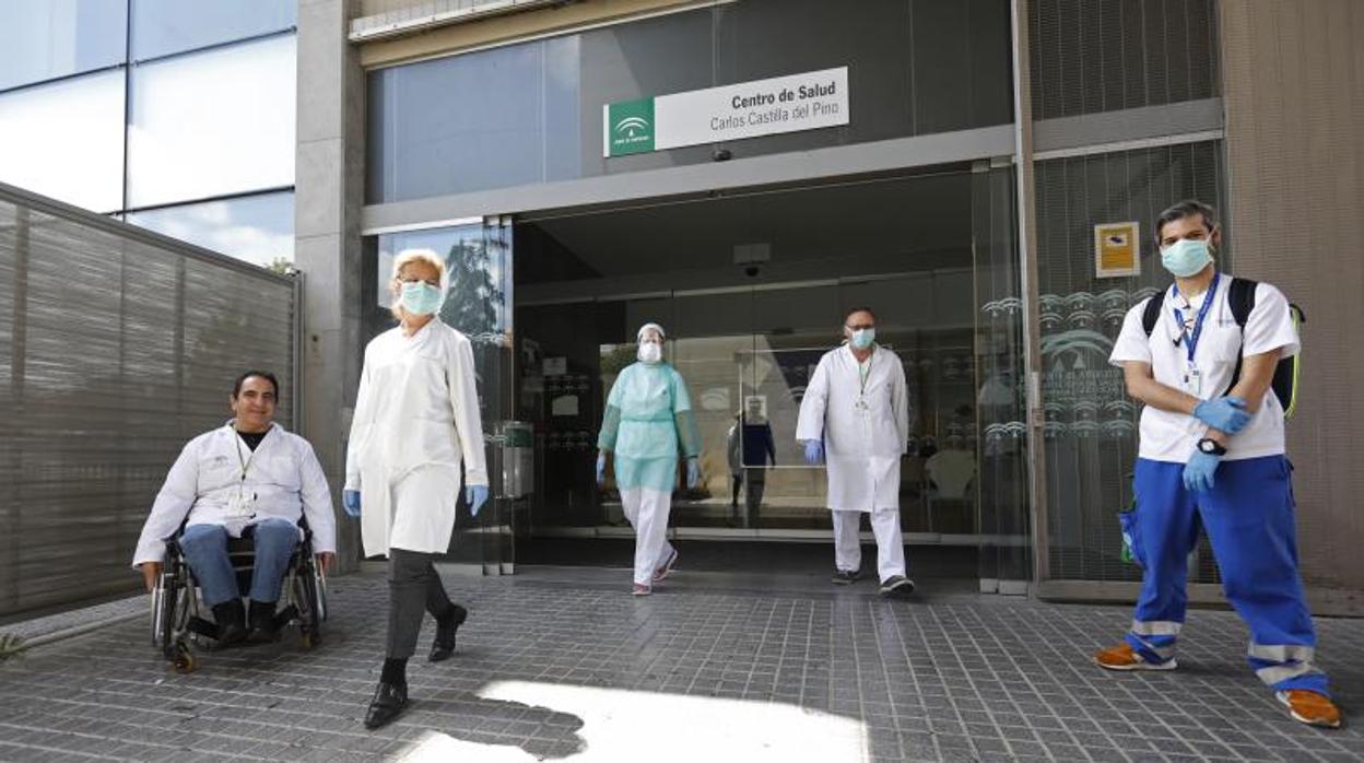 Personal sanitario en el centro de Salud Castilla del Pino de Córdoba el pasado 22 de abril