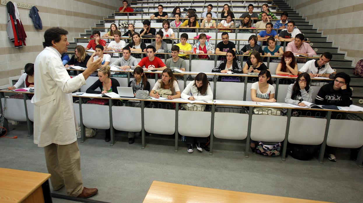 Un profesor da clase en el campus de Rabanales de la Universidad de Córdoba