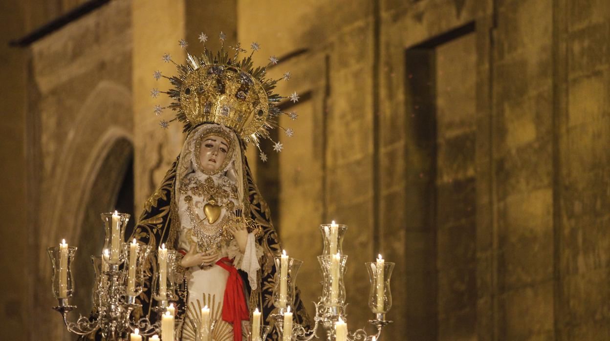 La Virgen de los Dolores, con la saya del Espíritu Santo que llevará en su reeencuentro este domingo