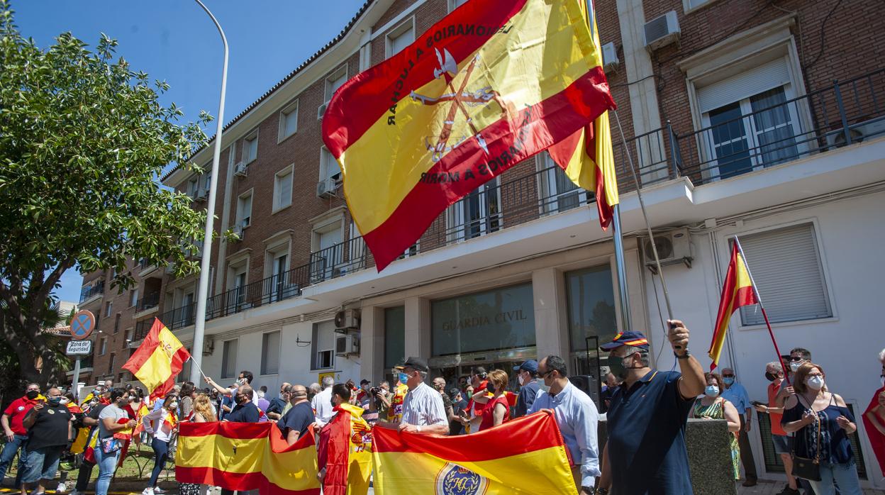 La masa social se congregó en la puerta de la Comandancia de la Guardia Civil de Málaga