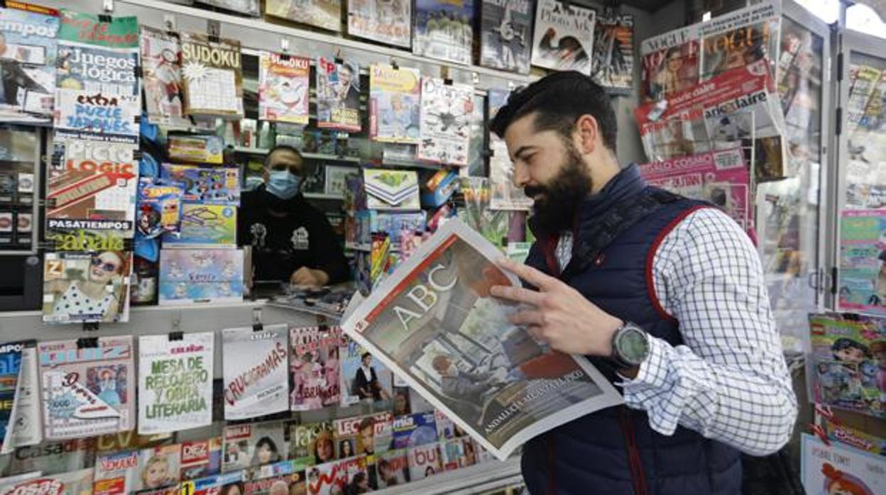 Un lector de ABC Córdoba con su ejemplar en un quiosco del Centro de Córdoba