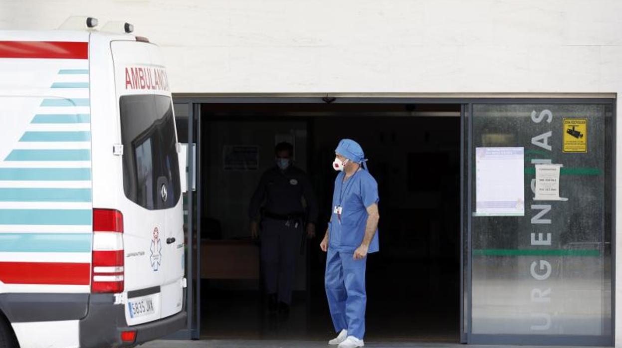 Un sanitario en el Hospital Reina Sofía de Córdoba