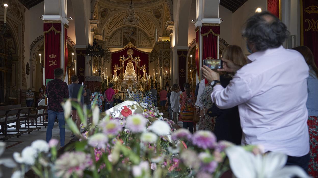 Cientos de devotos hacen cola para poder postrarse ante la Blanca Paloma