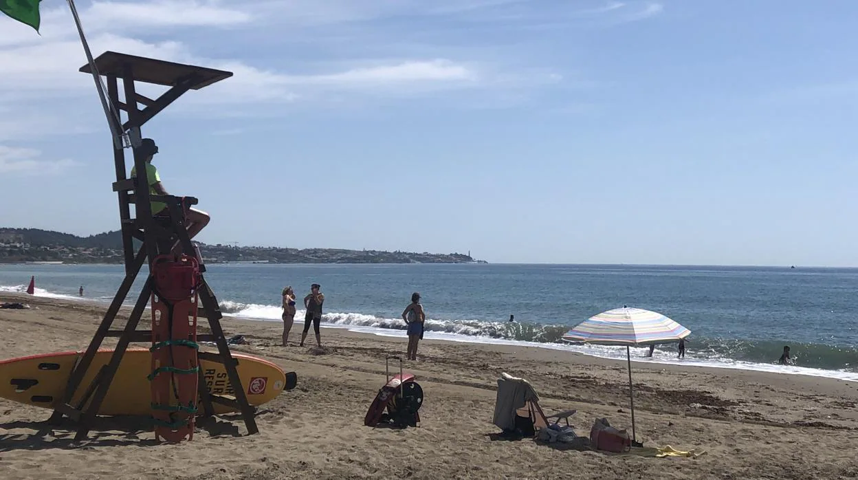 La bandera verde ha vuelto a las playas de Málaga dos meses y medio después de su cierre por motivos sanitarios