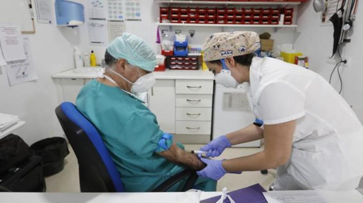 Dos sanitarios realizando la prueba del coronavirus en un hospital de Córdoba