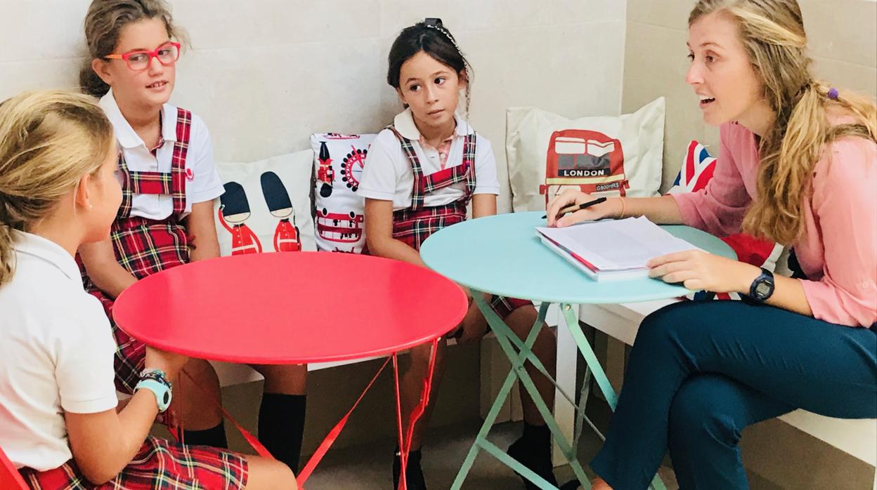 Tres alumnas de El Encinar durante la actividad English Corner