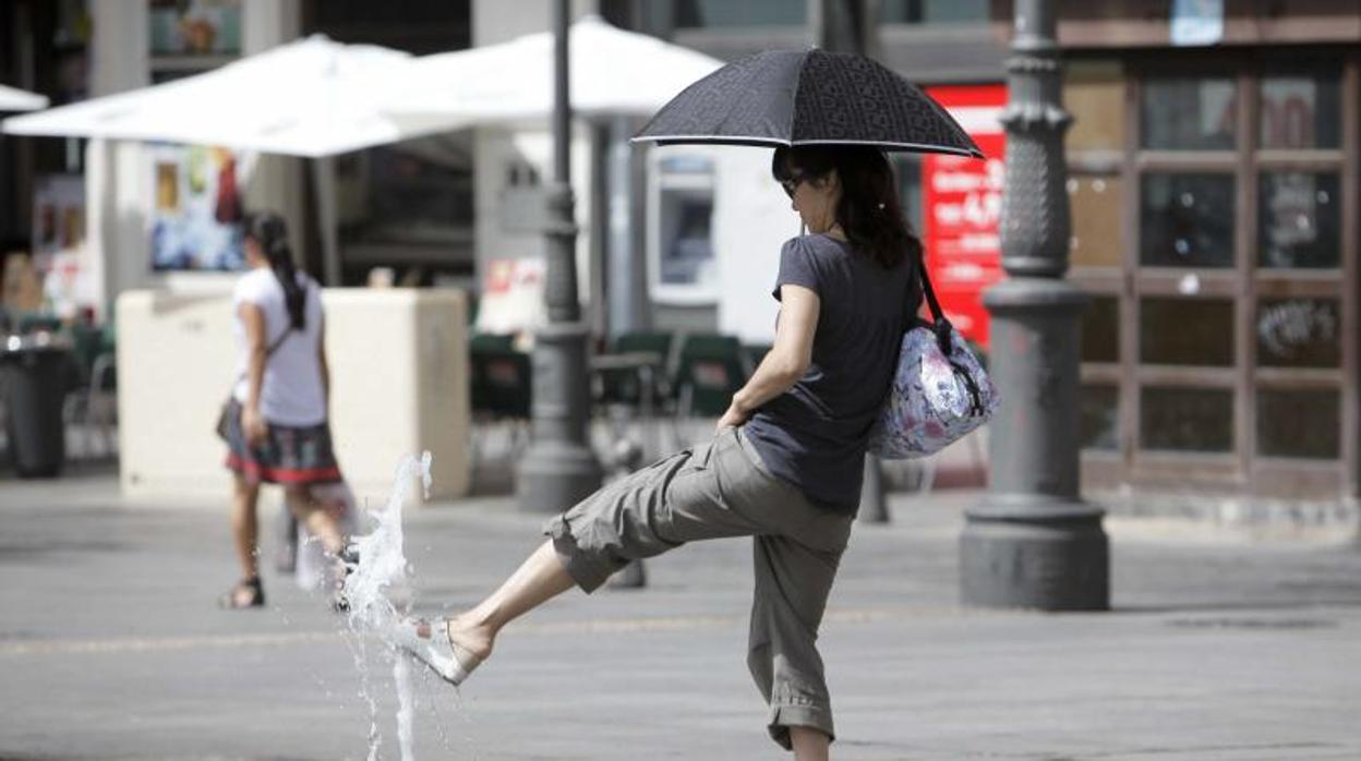 Una joven se refresca en una jornada de calor en Córdoba