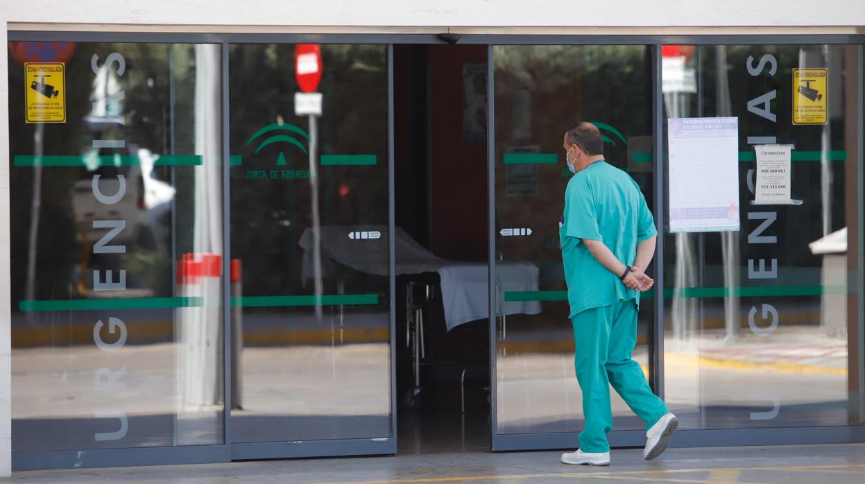 Un profesional sanitario entra en Urgencias del hospital Reina Sofía de Córdoba