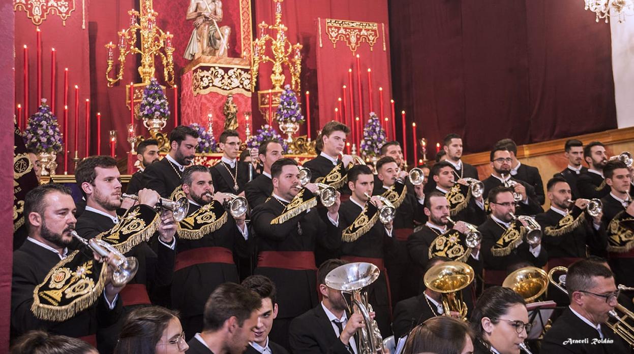 La banda de la Coronación de Espinas durante un concierto