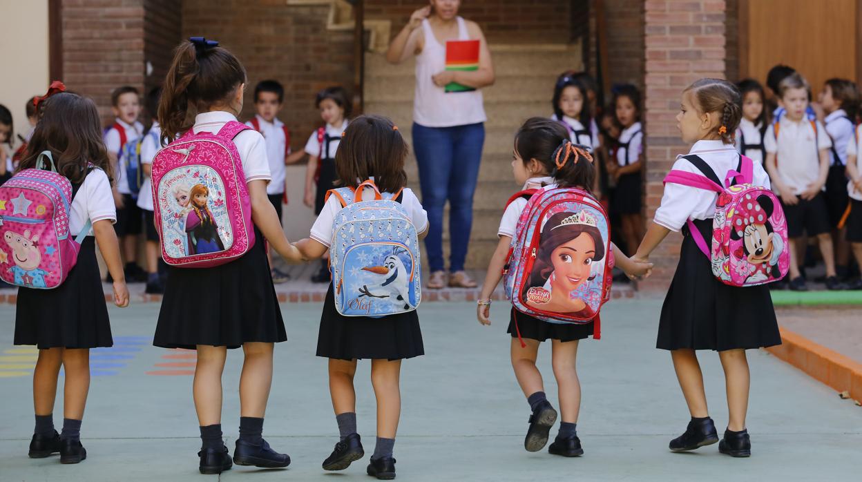 Alumnas en colegio Divina Pastora de Córdoba