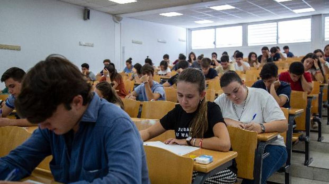 Alumnos examinándose en una imagen de archivo