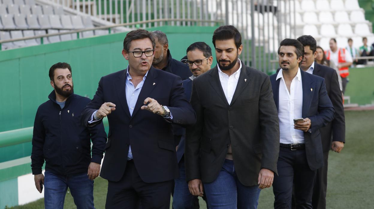 Los propietarios de Barein, en el estadio El Arcángel junto al consejero Javier González