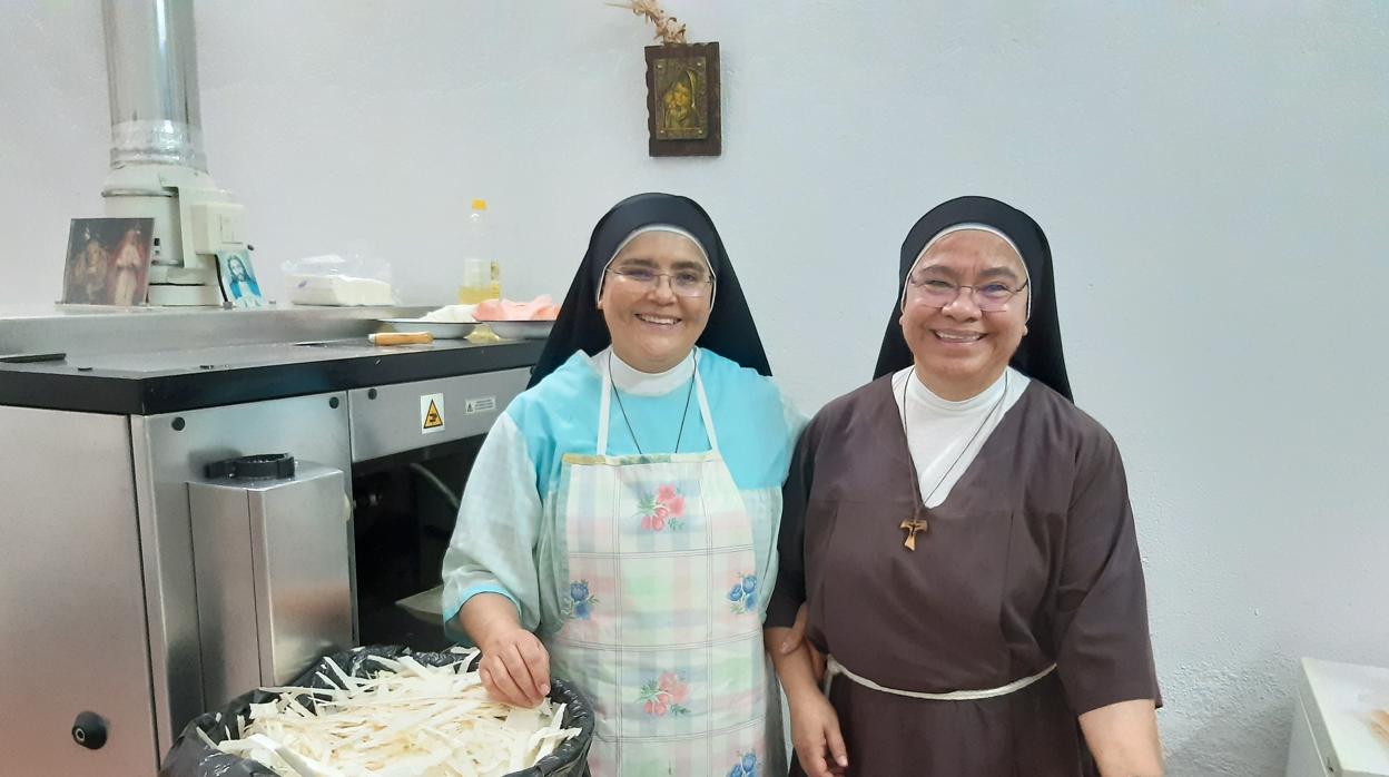 Las hermanas capuchinas Narcisa y Gema en el obrador del convento