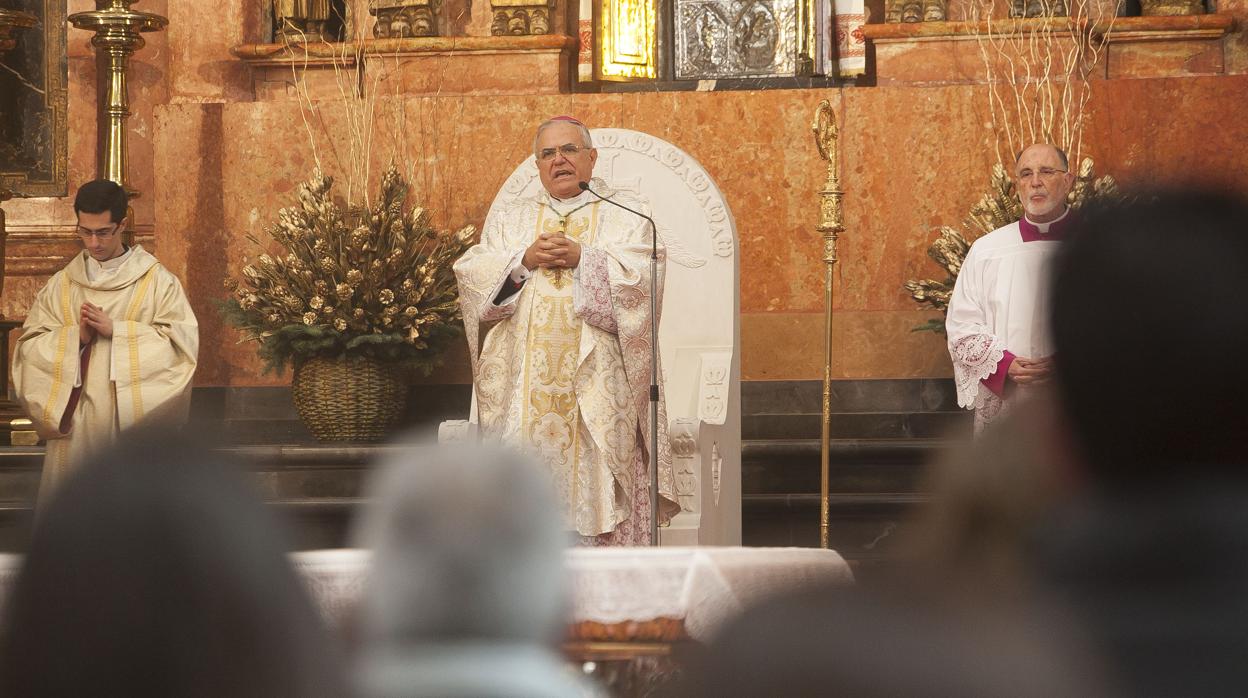 El prelado, durante una misa en el templo diocesano