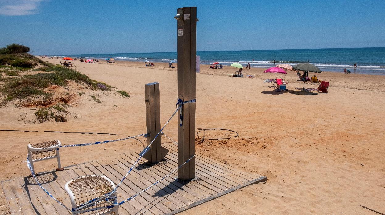 Duchas acotadas para impedir su uso en la playa de Punta Umbría