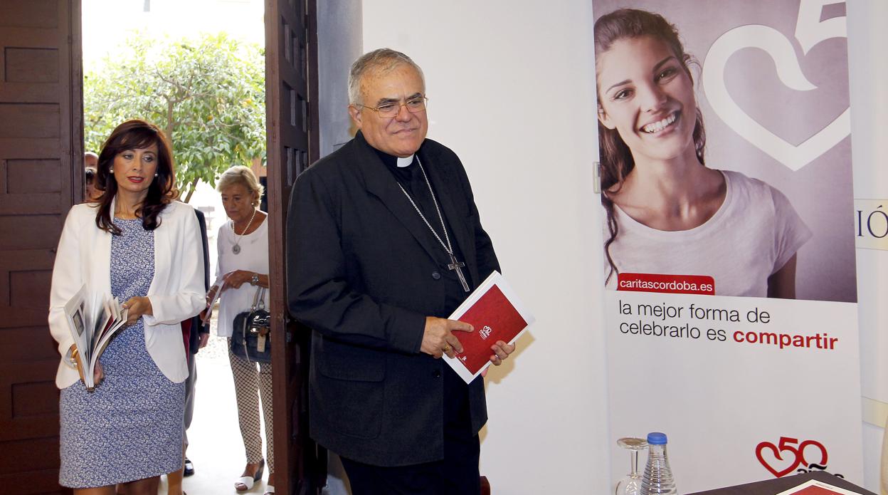 El obispo de Córdoba, antes de participar en una rueda de prensa de Cáritas