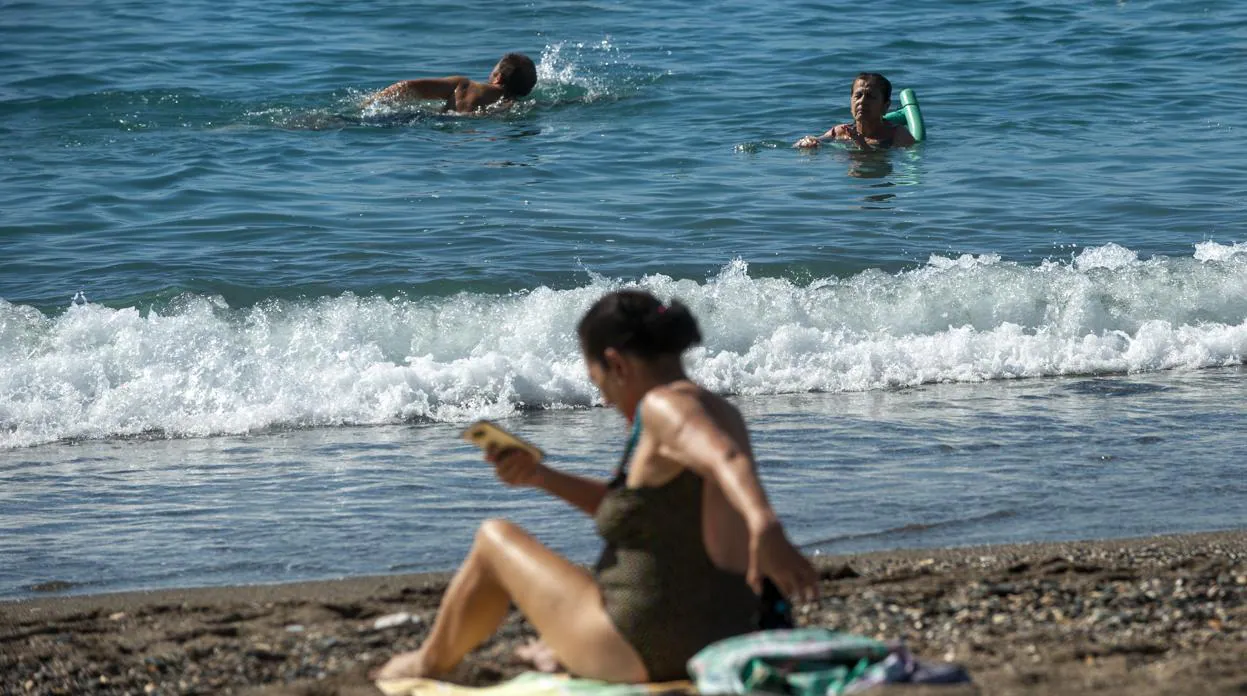 Bañistas en la playa de la Malagueta en el primer día de la fase 2 en la capital