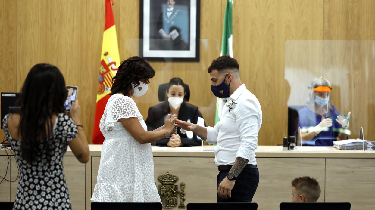 Una pareja, durante su boda en el Registro Civil de Córdoba