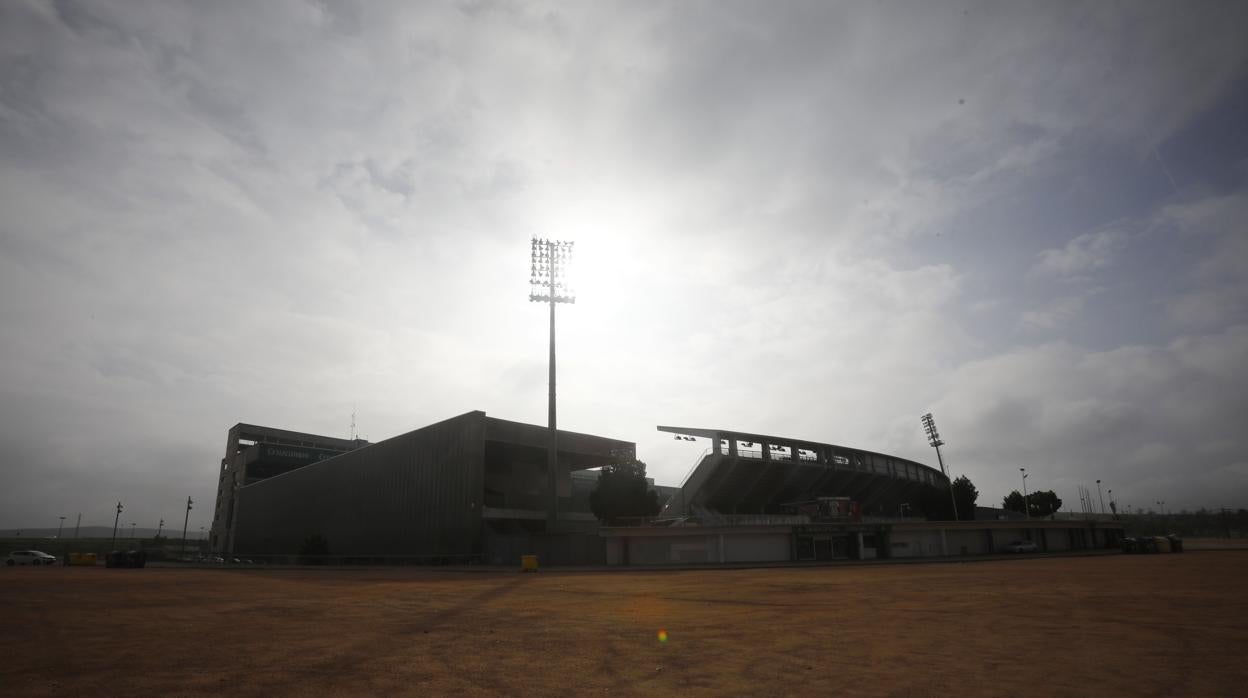 Imagen panorámica del estadio municipal El Arcángel a contraluz