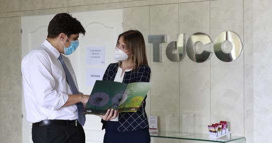 Rosario Fernández conversa con otro profesional de Tanatorios de Córdoba