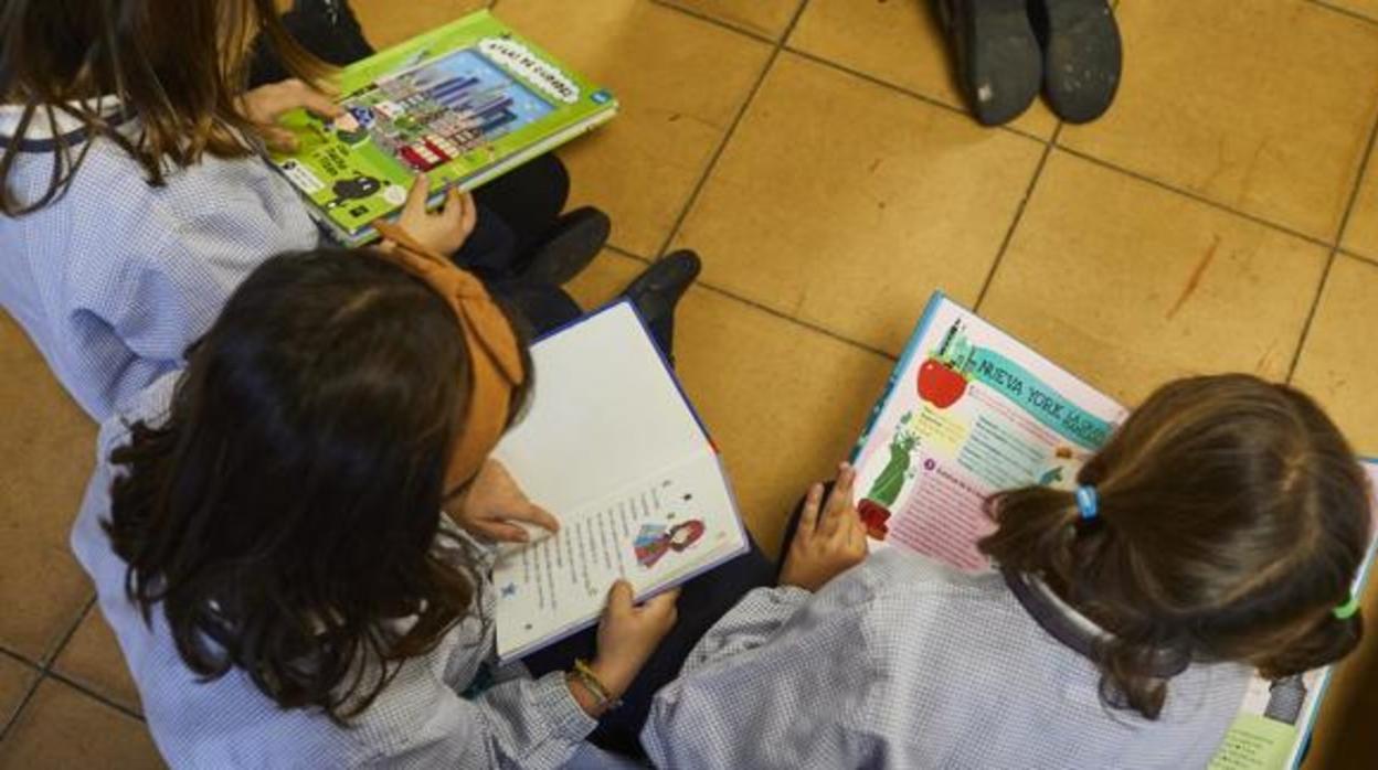 Tres estudiantes con sus libros