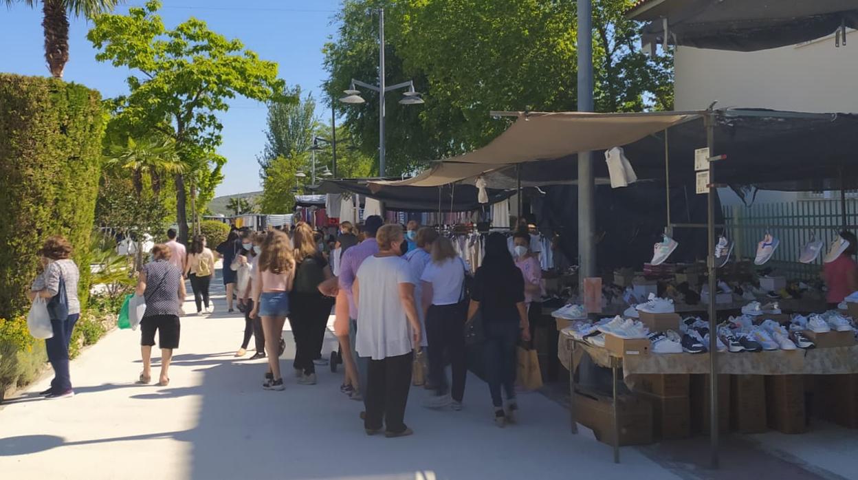 Usuarios en el mercadillo de Priego de Córdoba, que se ha reubicado en el recinto ferial