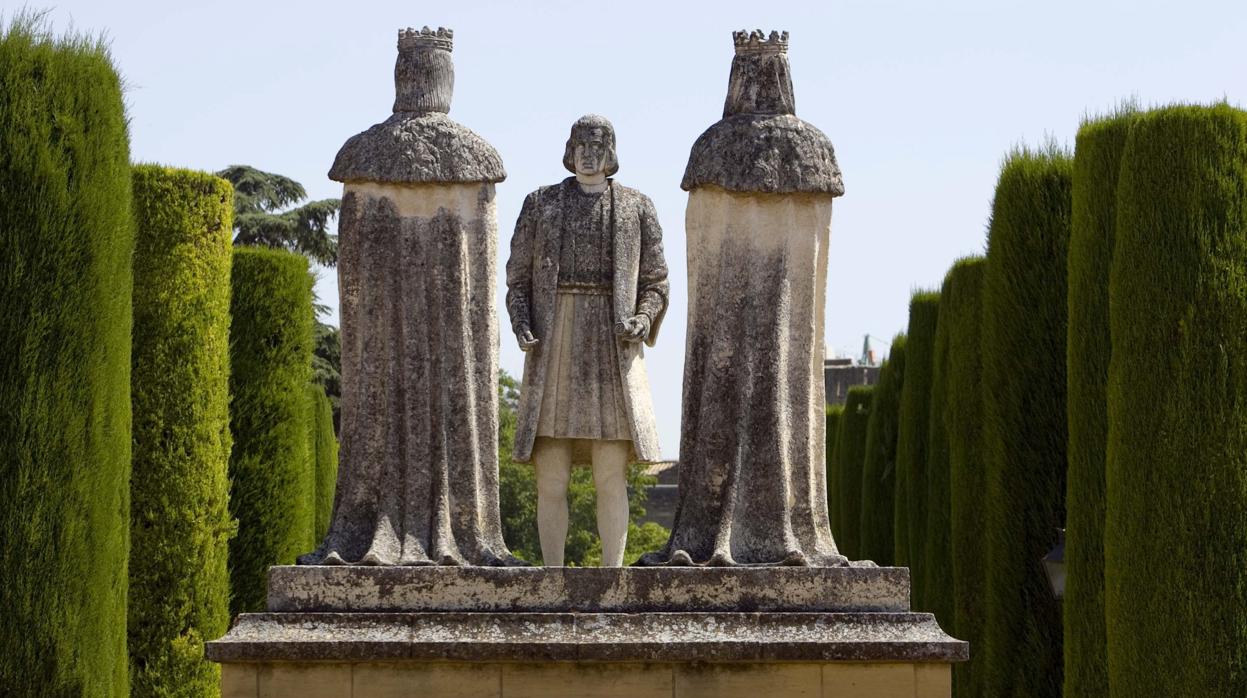 Estatua de Cristobal Colón con los Reyes Católicos en los jardines del Alcázar