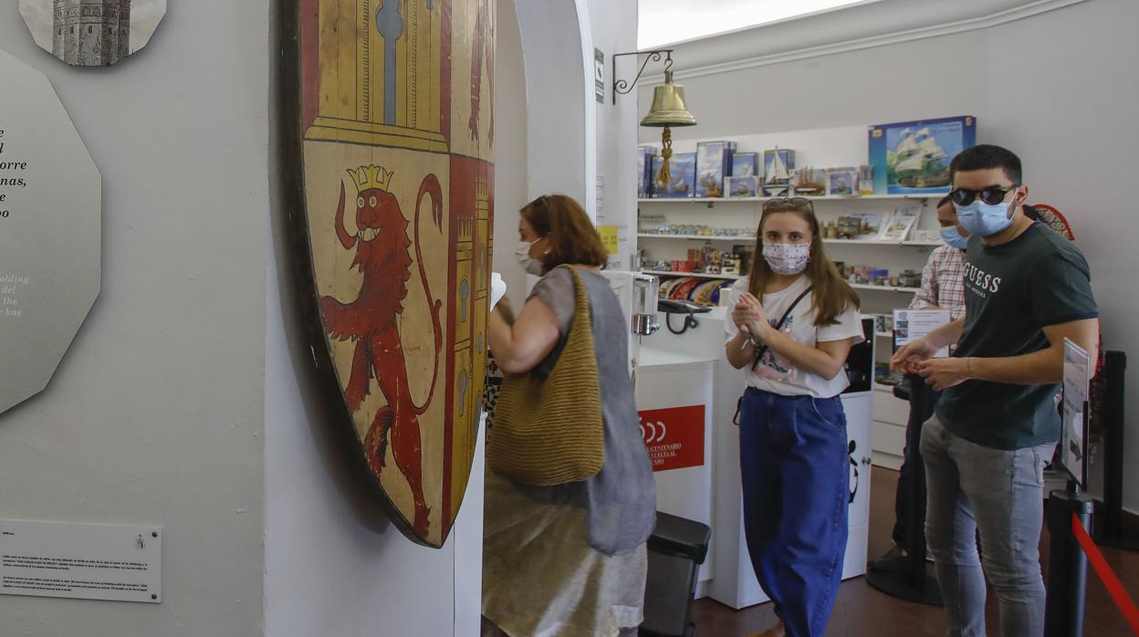 Primeros visitantes del museo naval de la Torre del Oro en Sevilla tras su reapertura