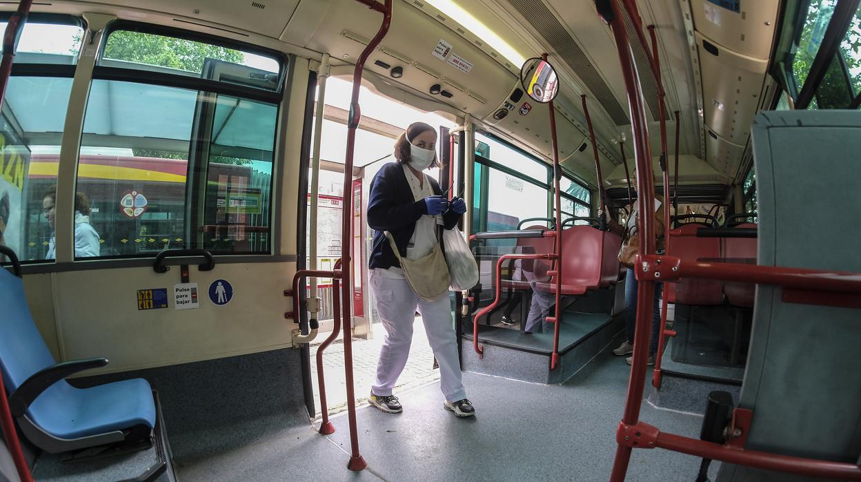 Una usuaria entra en un autobús de Sevilla