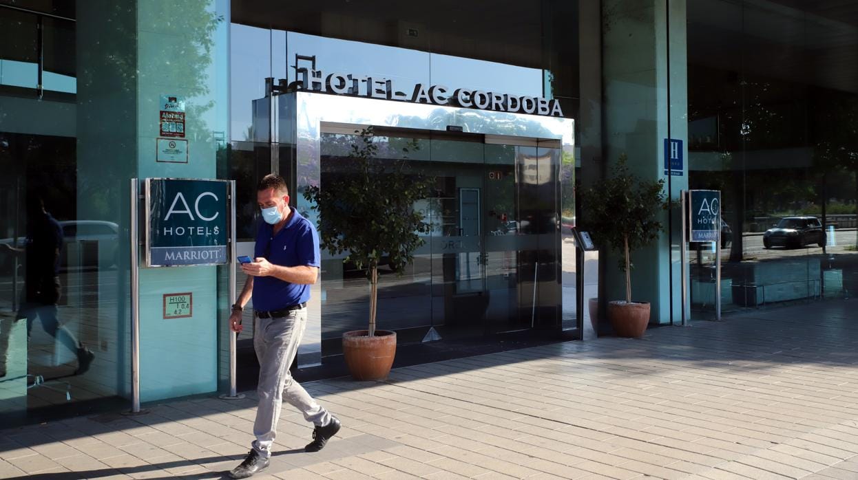 Un ciudadano pasea por la puerta cerrada del hotel AC Córdoba el lunes 25 de mayo