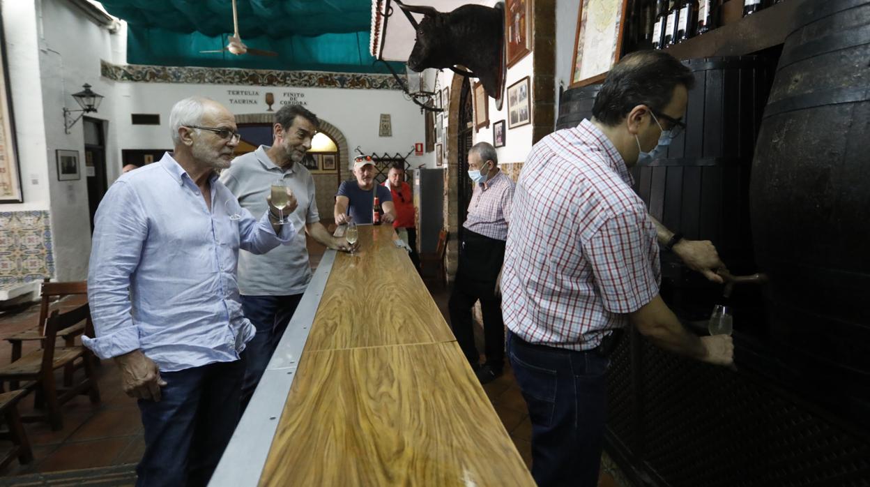 Dos personas en la barra de una taberna en Córdoba