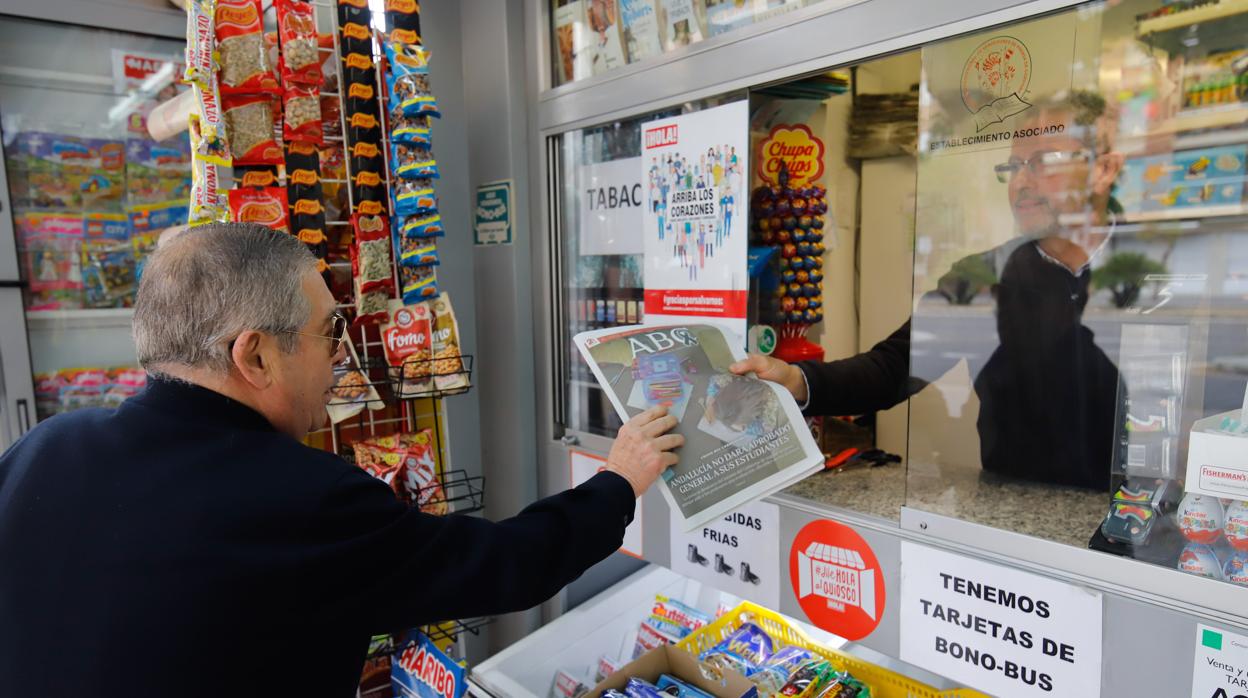Un hombre compra en el quiosco un ejemplar de ABC Córdoba